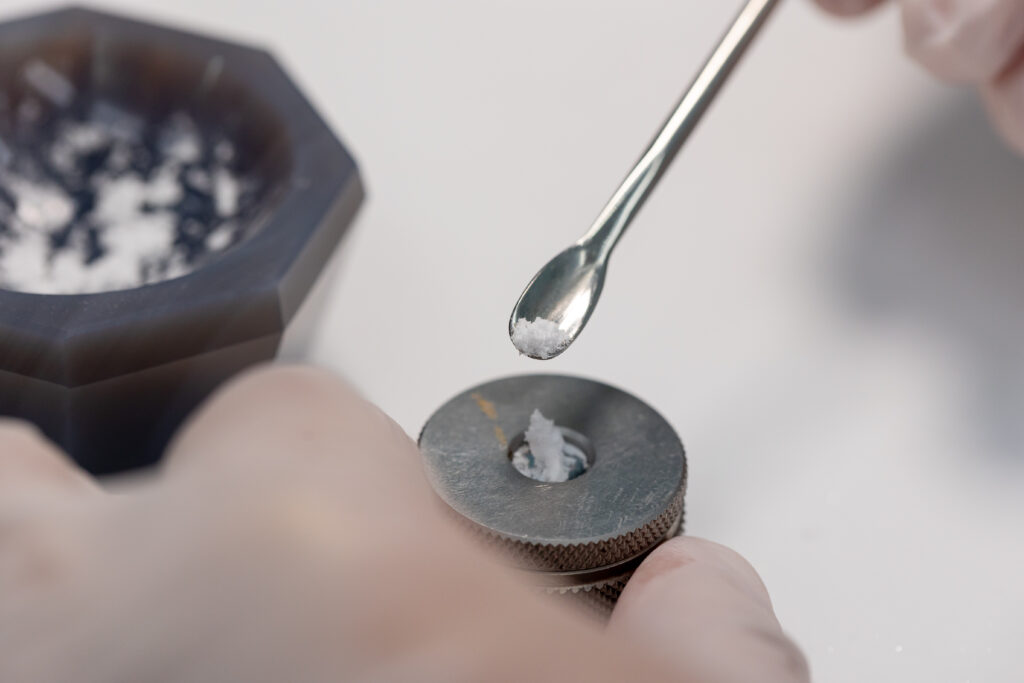 scanning electron microscopy analysis failure analysis FTIR ALS_68-551